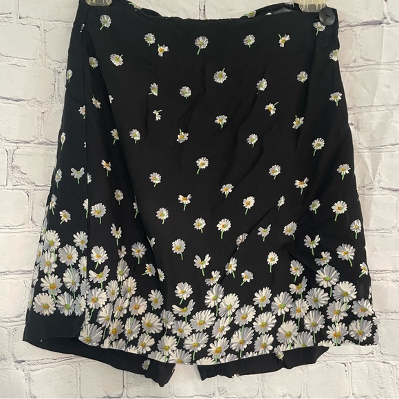 Black & White Daisy Skort - Picture 1 of 6
